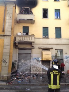 incendio palazzina milano navigli foto
