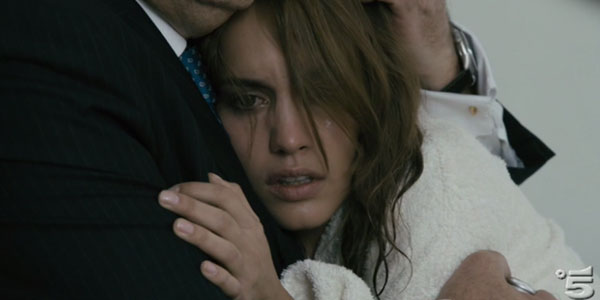 maria-piange-tra-le-braccia-di-enrique