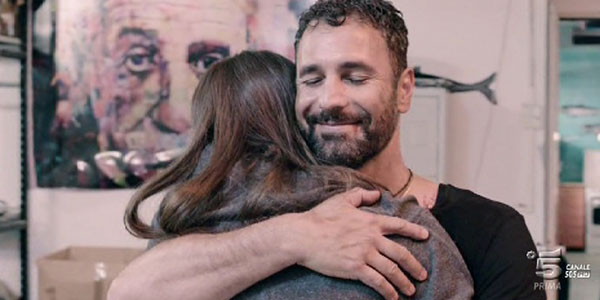 enea-abbraccia-sua-sorella-fuoco-amico