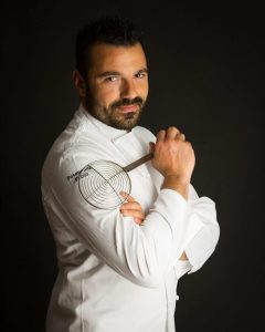 chef, Fabio Potenzano, Nazionale Italiana Cuochi, Detto Fatto, Rai2, ricetta, dolce di natale, che dolce preparo per le feste, come preparare un dolce al cioccolato, immacolata, dicembre, ingredienti, cioccolato, cosa è una dacquoise, come preparare una crema al cioccolato, cioccolato fondente ricetta