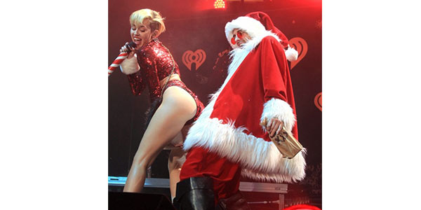 Immagini Natale Hot.Miley Cyrus Hot Anche A Natale Nemmeno Babbo Natale Sfugge Al Twerking Si24