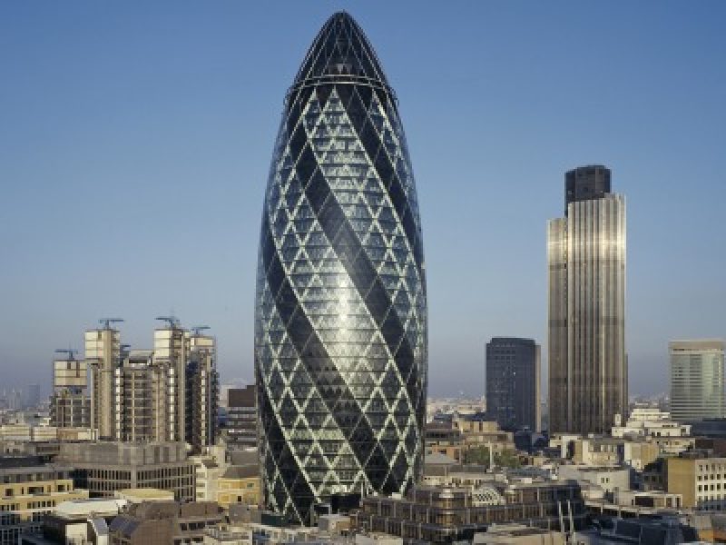 Londra, oltre 200 acquirenti per il Gherkin Il "cetriolo" in vendita