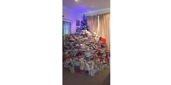 Regali Di Natale In Inglese.Una Mamma Inglese Compra 350 Regali Di Natale Per I Suoi Tre Figli Si24