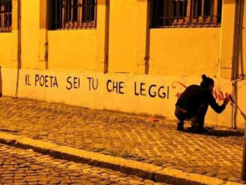 Milano, poeta di strada imputato per imbrattamento muri, scrive poesie sui muri di milano imputato, denunciato per i suoi versi sui muri di milano