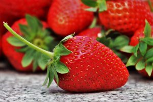 10 frutti ipocalorici, quale frutta mangiare per dimagrire, dieta, frutta, fragole, 
